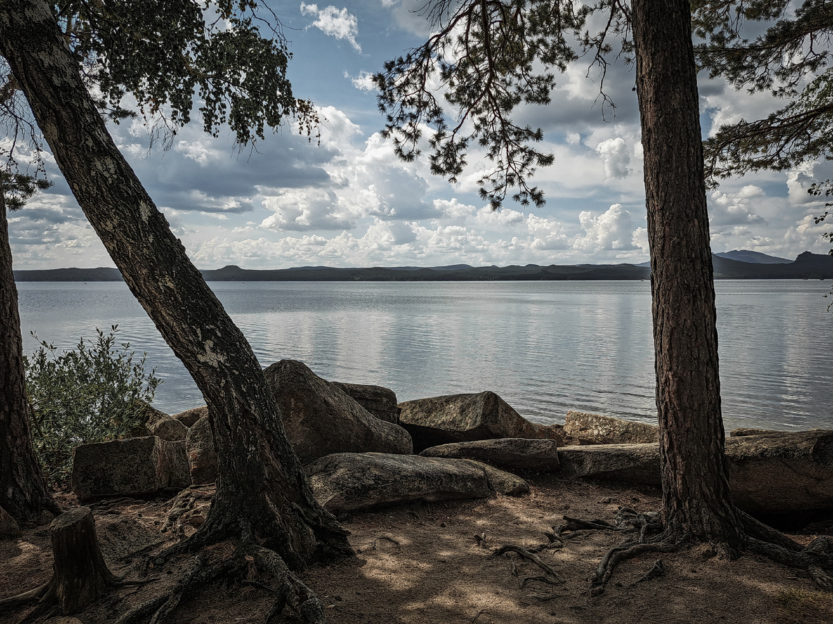1-й кадр В данном случае, без деревьев: просто озеро и небо смотрелось бы скучней. Здесь деревья  создают глубину, обрамляют вид озера, направляют наш взгляд в центр кадра. Они перекрывают часть озера, но почему нет ?)