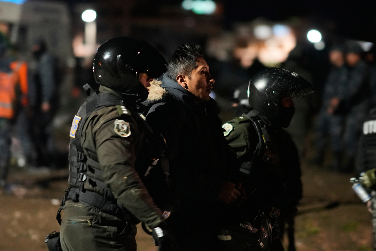    Крушение самолета в Боливии / задержание