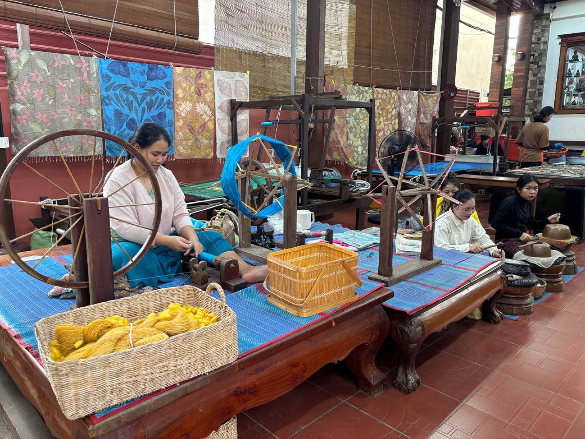 Из кокона — в нить. Всё вручную, без спешки.