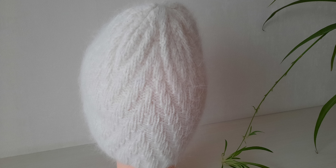 Шапка с эффектным и очень простым узором на весну..