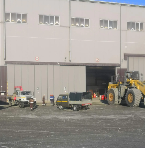 Фото читателя "Юрий Стрелец". У ремонтного бокса всегда шумно.