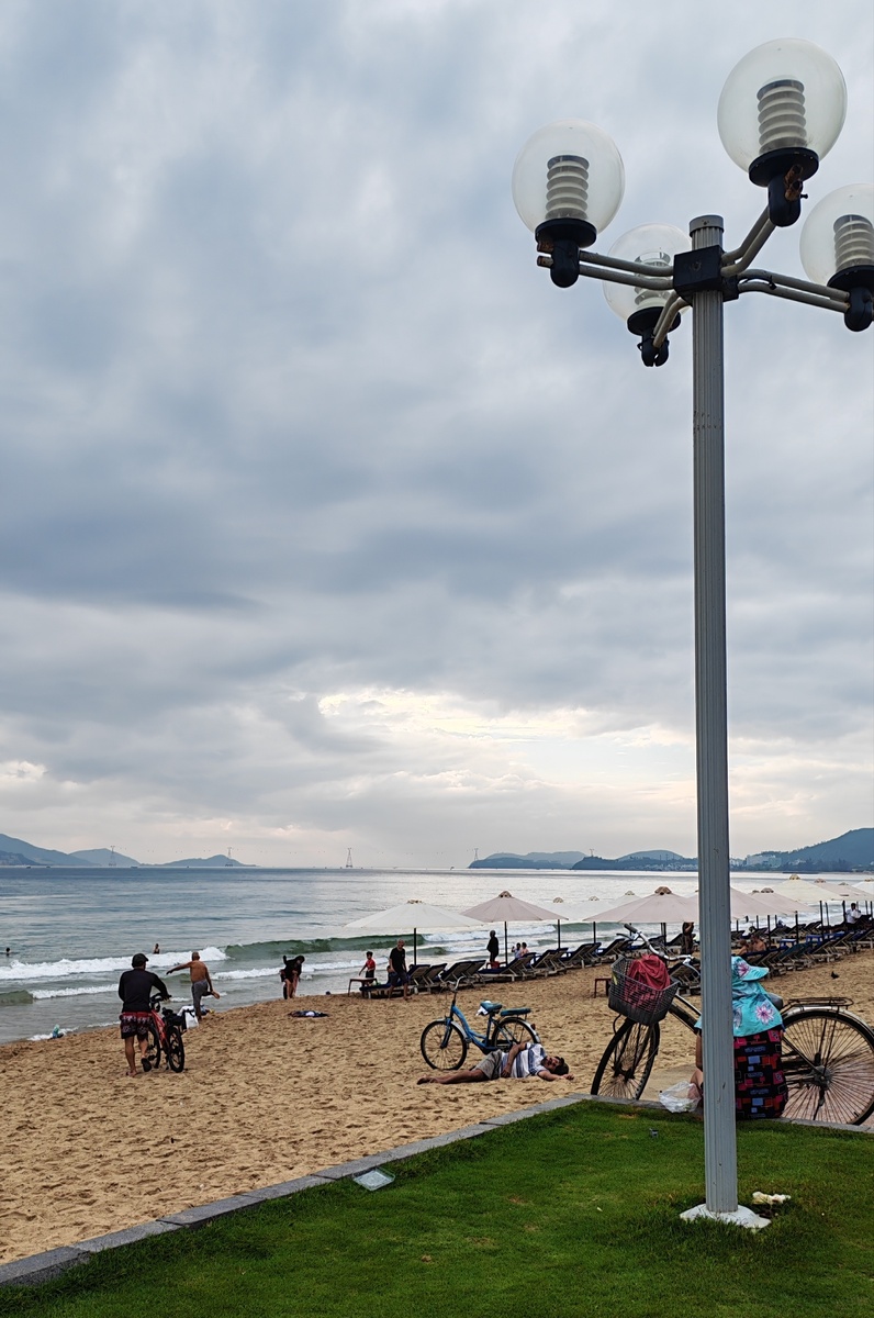 Спит себе человек. Надо тоже так попробовать) 