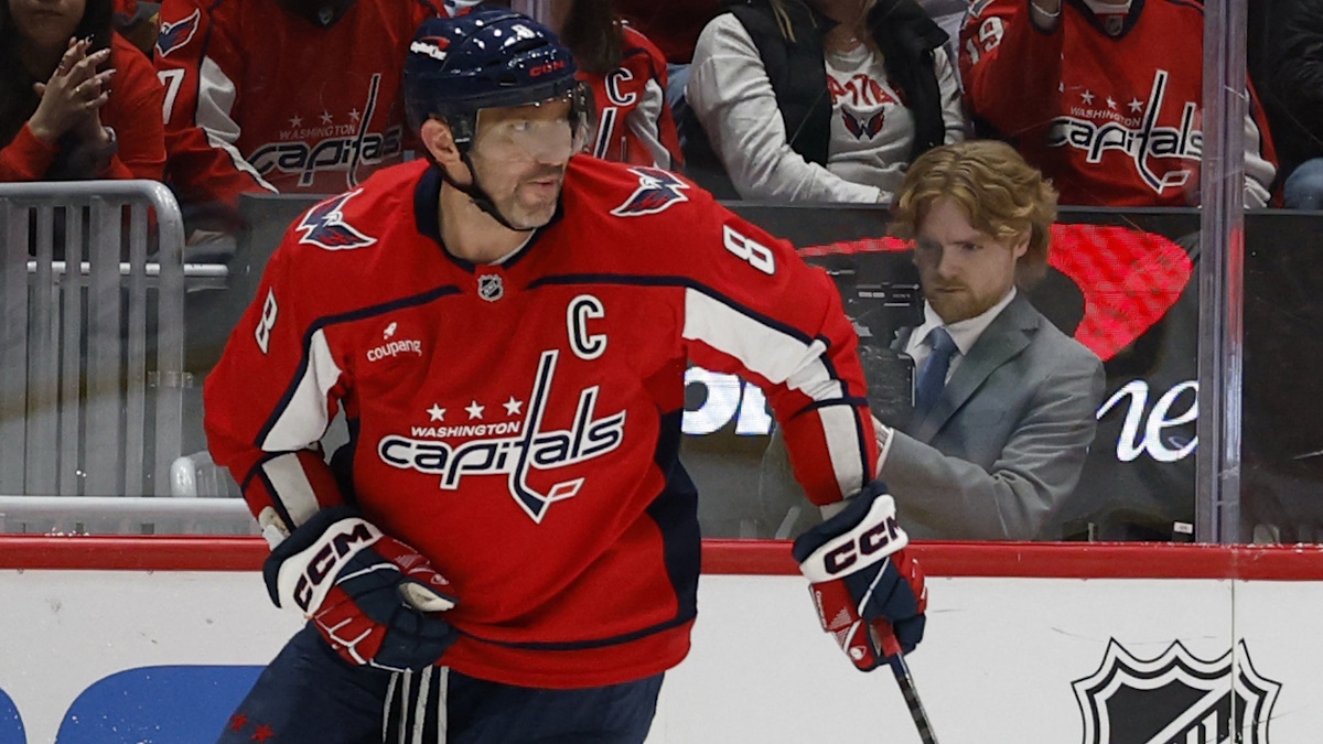    Александр Овечкин на льду в матче против "Вегаса". Фото: Mandatory Credit: Geoff Burke-Imagn Images