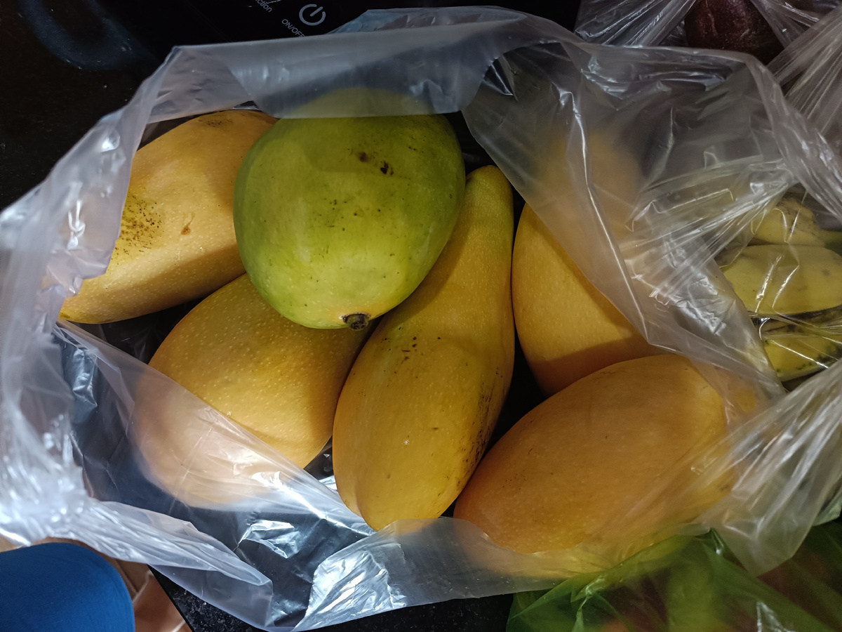 Манго 20 000(60 руб), в супермаркете от 50 000 (150 руб) 