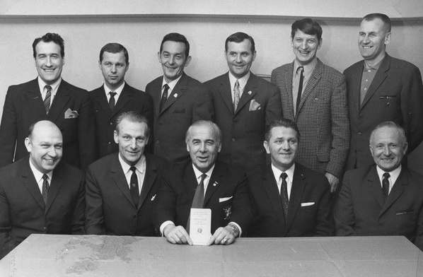 1970 год, чемпионат мира и Европы. Бригада судей. Советские арбитры: Анатолий Сеглин (в первом ряду, первый слева) и Юрий Карандин (во втором ряду, второй слева).
