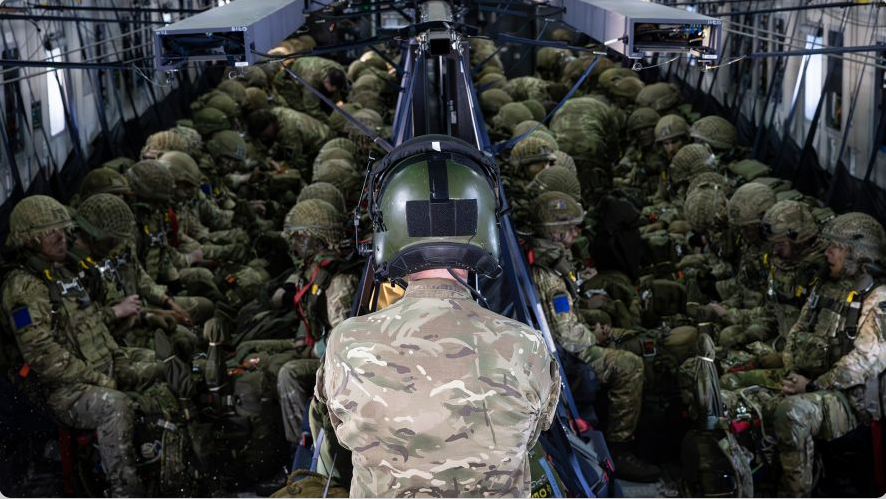 Британцы и французы в одном самолете перед десантированием