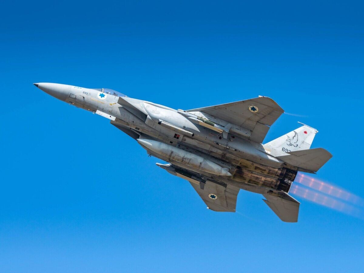    Истребитель ВВС Израиля в небе | © The Israeli Air Force’s Official Twitter Account