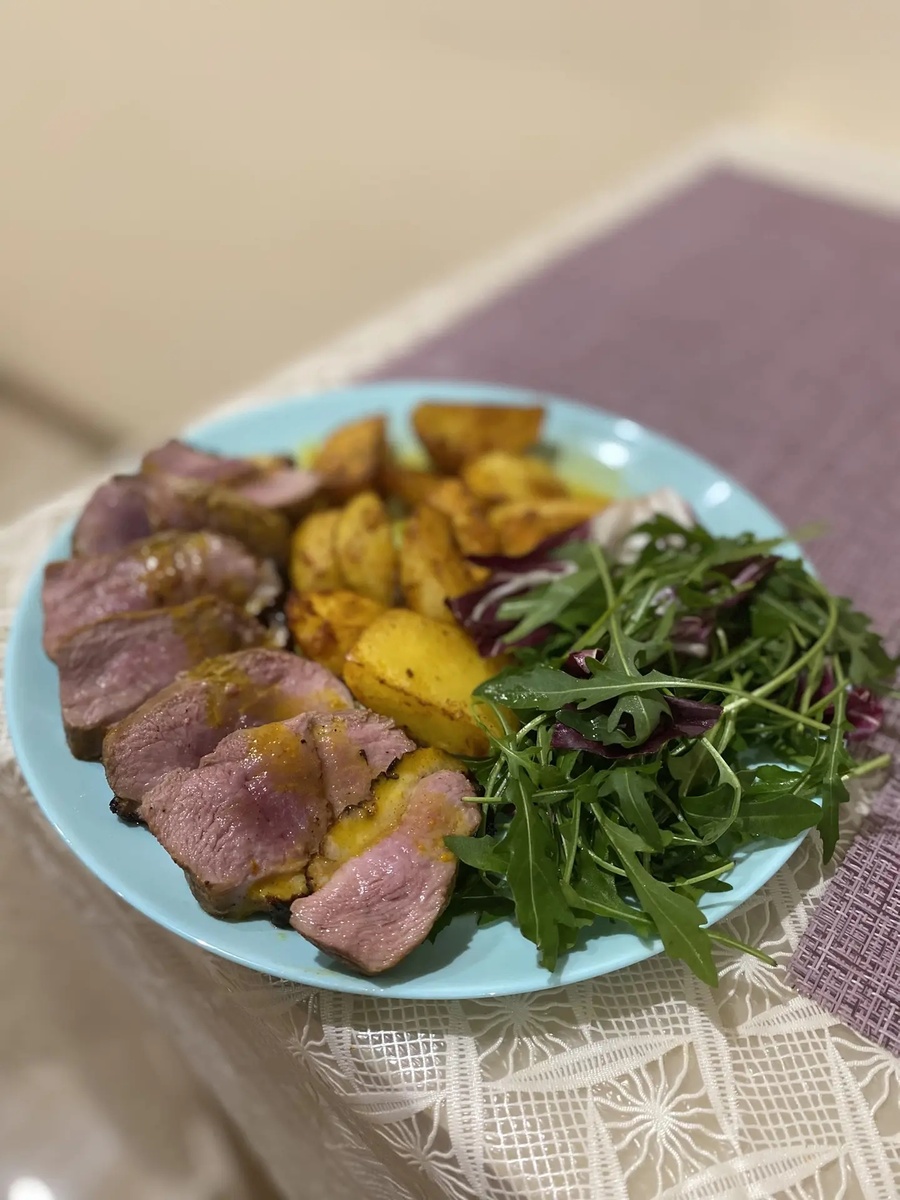 Для начала на коже грудки сделаем небольшие надрезы, далее грудку мы будем жарить на сухой сковороде кожей вниз, когда жир растопился берём ложку и поливаем этим жиром грудку. Как образовалась корочка, убираем грудку в духовку при 180° на 10-12 минут.