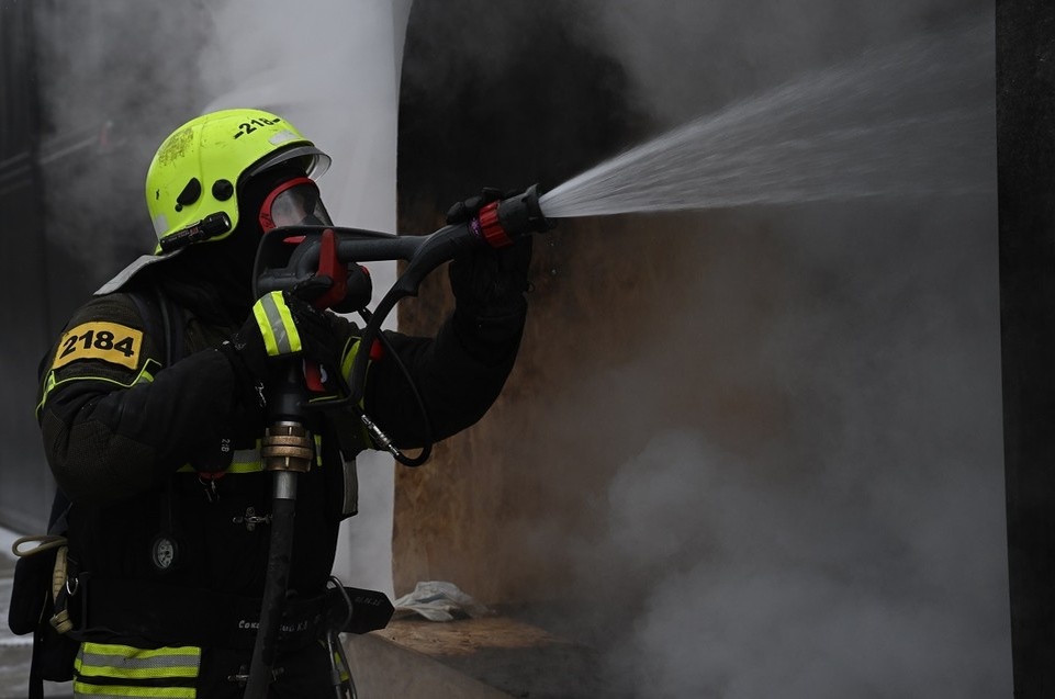    В ликвидации ЧП происшествий были задействованы 24 специалиста МЧС. Иван МАКЕЕВ