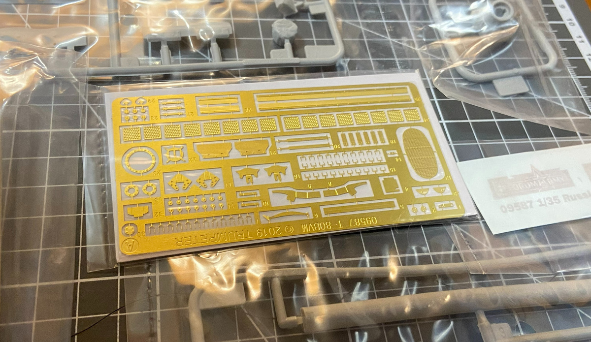 Набор для постройки стендовой модели российского основного боевого танка Т-80БВМ. Масштаб: 1/35, Производитель "Trumpeter" (Китай). Фото из личного архива автора © 2025 год