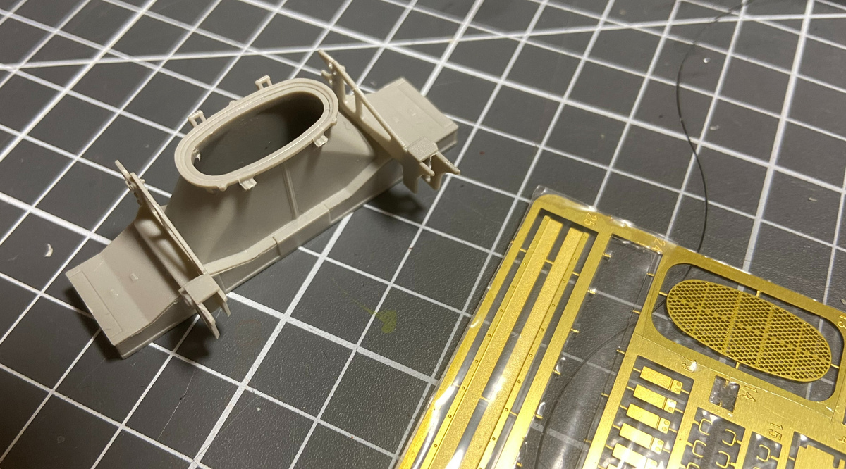 В процессе сборки стендовой модели российского основного боевого танка Т-80БВМ. Масштаб: 1/35, Производитель "Trumpeter" (Китай). Фото из личного архива автора © 2025 год