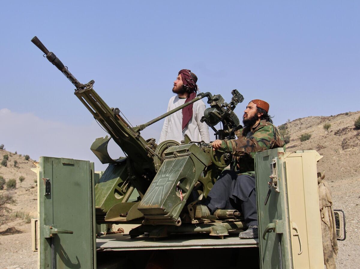   Вооруженные члены организации "Талибан" в Афганистане возле границы с Пакистаном | © AP Photo / Saifullah Zahir