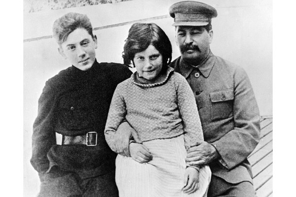    Иосиф Виссарионович Сталин с детьми Светланой и Василием, 1935 год / РИА Новости