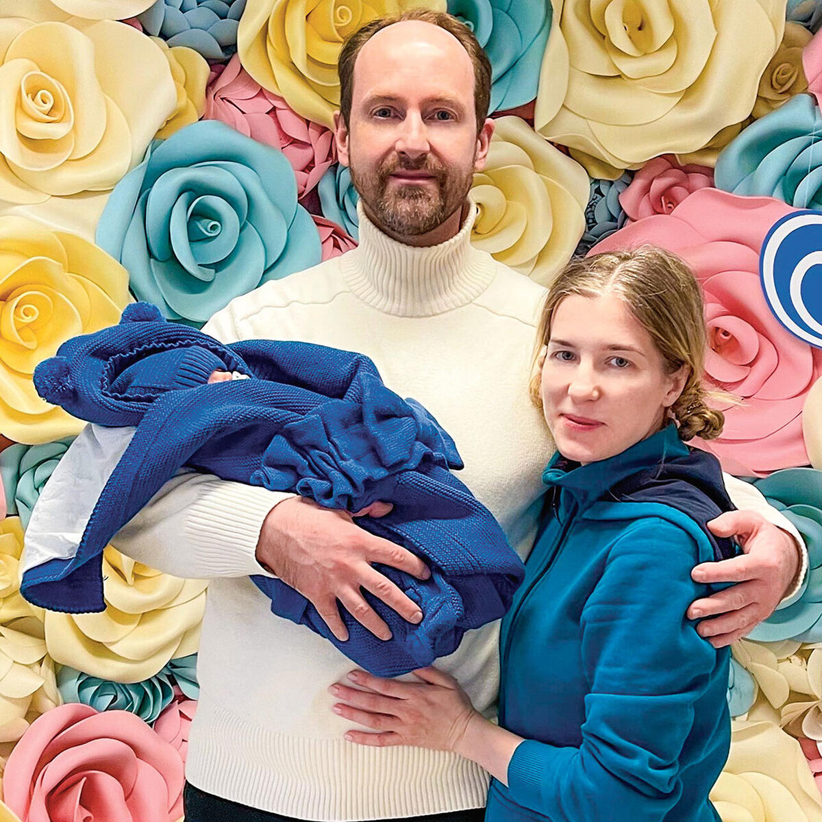    Никита Тарасов с женой Мариной и новорожденным сыном Соцсети Никиты Тарасова