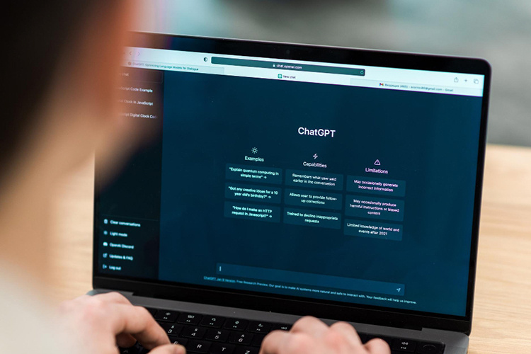    OpenAI, создавшая ChatGPT, закрыла крупнейший в своей истории раунд финансирования — $110 млрд при оценке компании в $730 миллиардов.   
Фото: ru.freepik.com