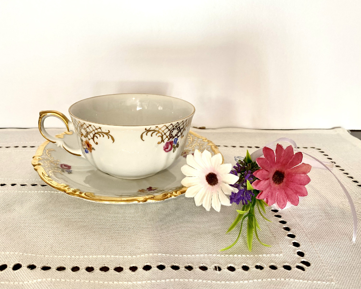 На фото-чайная пара от Рошюц