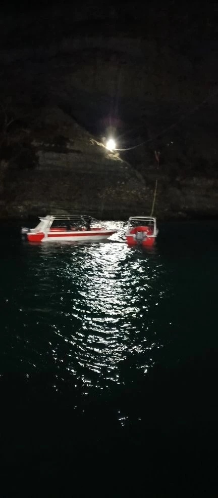 Вечер. Стоянка катеров в Сулакского каньоне