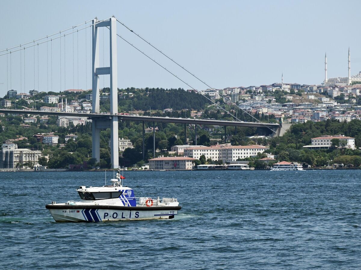    Катер полиции патрулирует пролив Босфор в окрестностях дворца Чираган в Стамбуле | © РИА Новости / Кристина Кормилицына