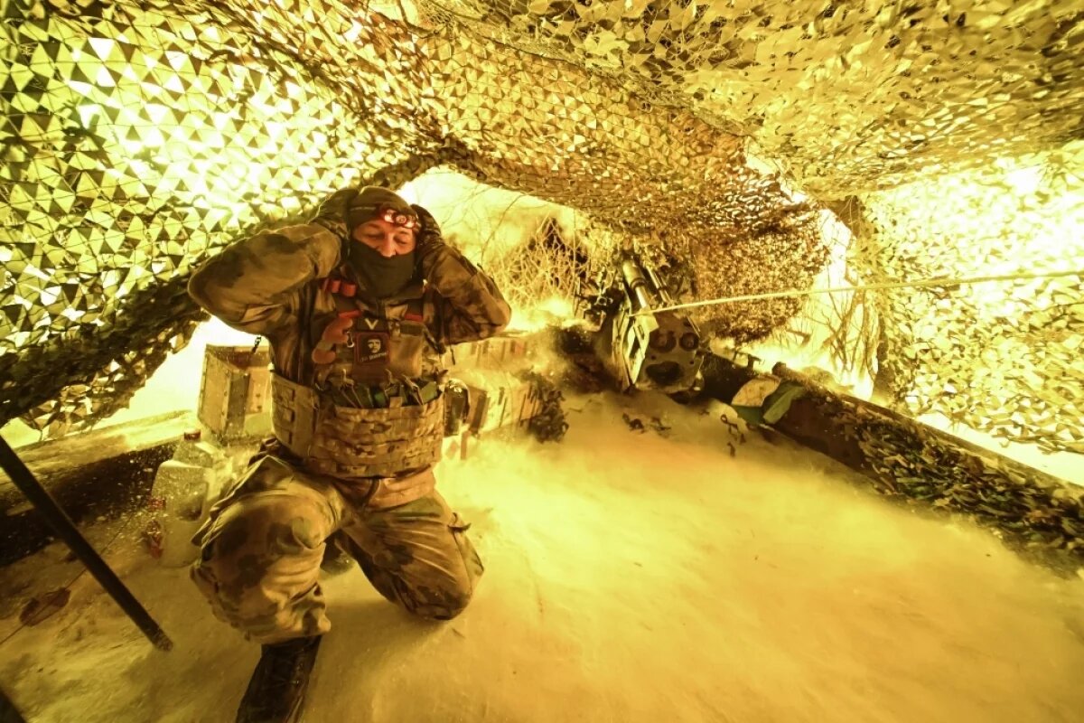    Военнослужащий расчета пушки «Гиацинт-Б» батальона тактической группы «Каштана» спецназа «Ахмат» МО РФ группировки войск «Север».