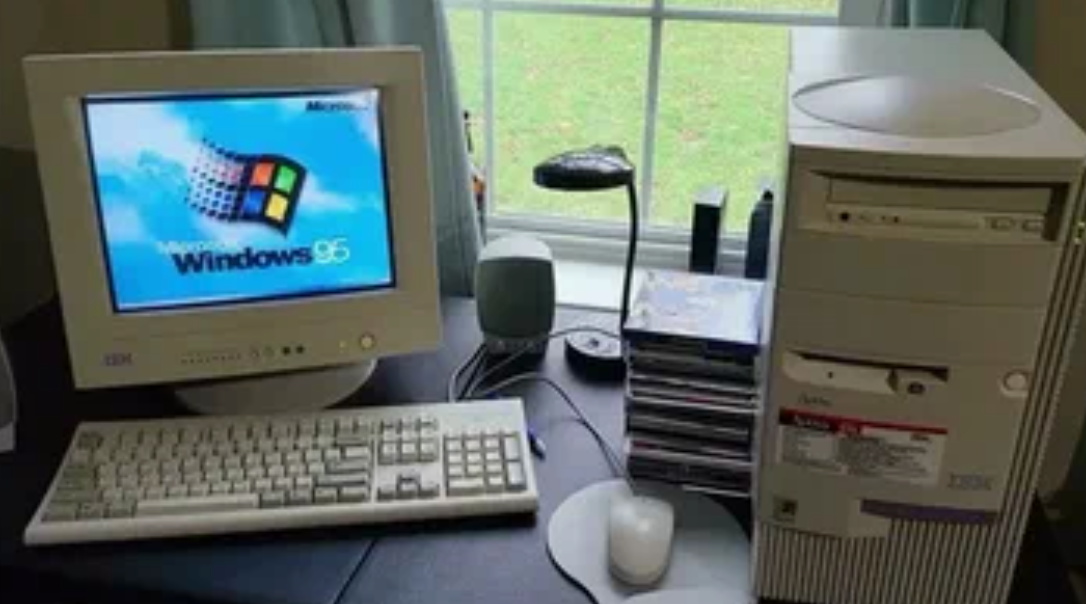 «Старый компьютер с Windows XP и модемной связью — повседневность 2004 года».