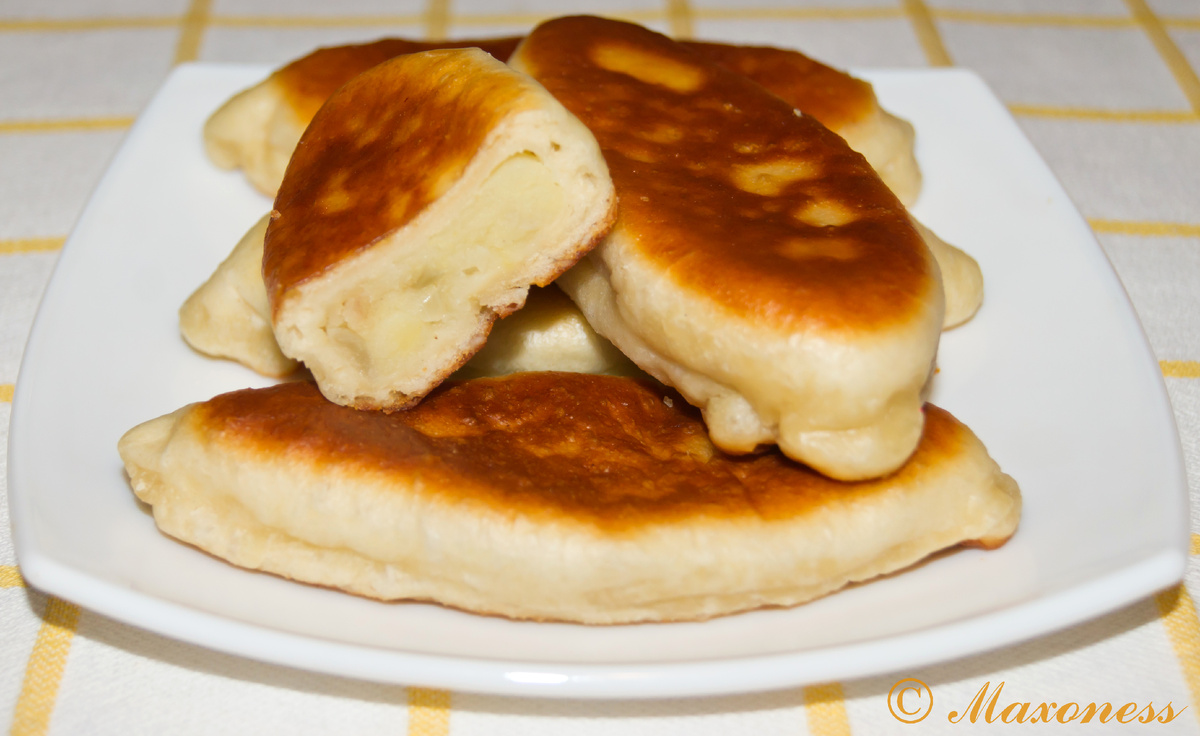 Жареные пирожки с картошкой. Русская кухня