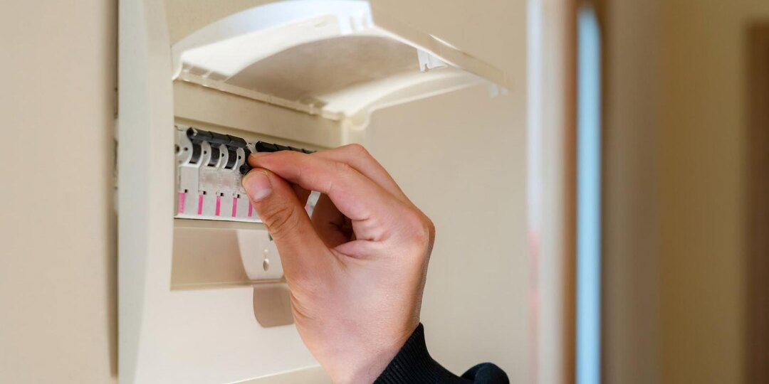 Почему выбивает автомат: семь причин и логика защиты