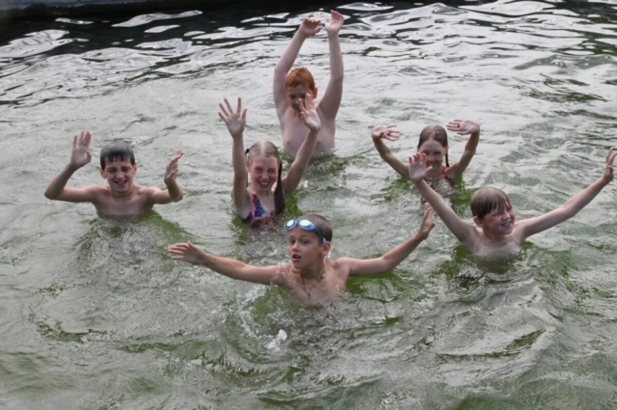    Родители школьников уже могут оформлять путевки в детские лагеря на лето