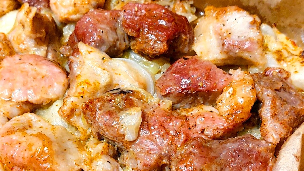 Сочная свинина на капустной подушке без жарки ( в духовке) 