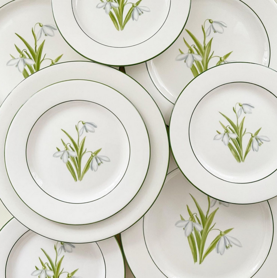 Тарелки большего размера можно использовать, как подстановочные. 