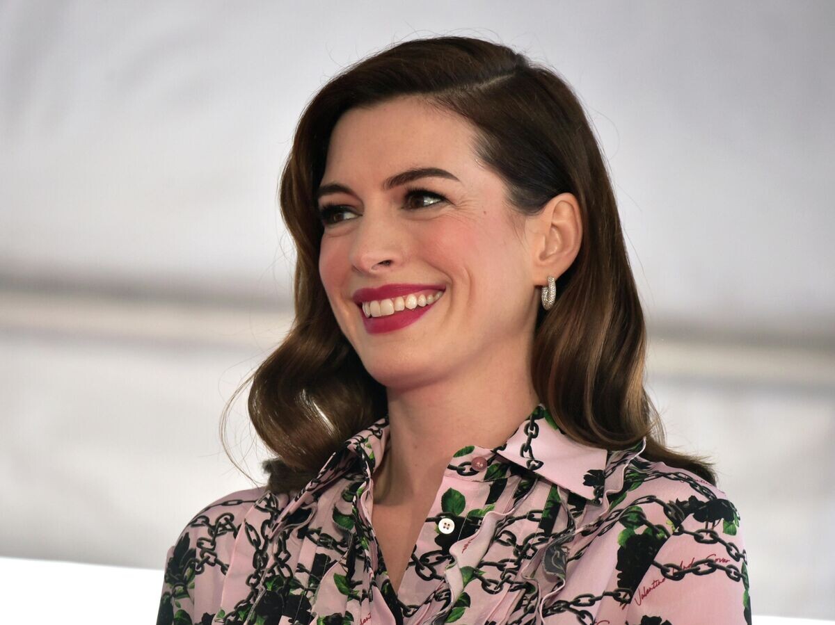    Актиса Энн Хэтэуэй во время церемонии открытия ее звезды на Голливудской Аллее Славы | © AP Photo / Invision/Richard Shotwell