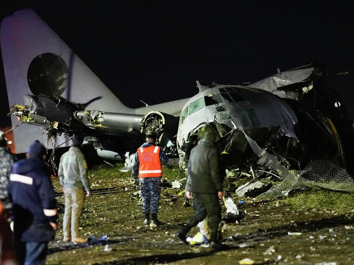    На месте падения самолета ВВС Боливии на дорогу в городе Эль-Альто | © AP Photo / Juan Karita