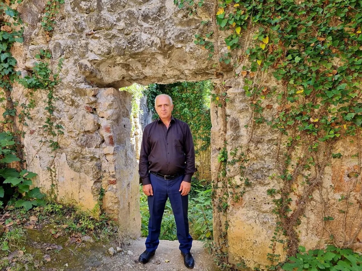 This is me, David Dasania. The photograph was taken in the Abkhazian village of Lykhny, where I live. Beside me are the ruins of the palace of the sovereign princes of Abkhazia from the Chachba (Shervashidze) lineage