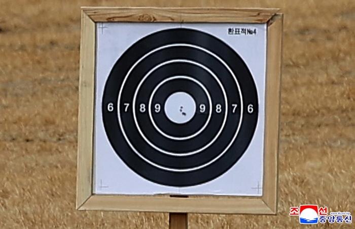 Результаты стрельбы Ким Чен Ына и Ким Чжу Э. Фото © kcna.kp