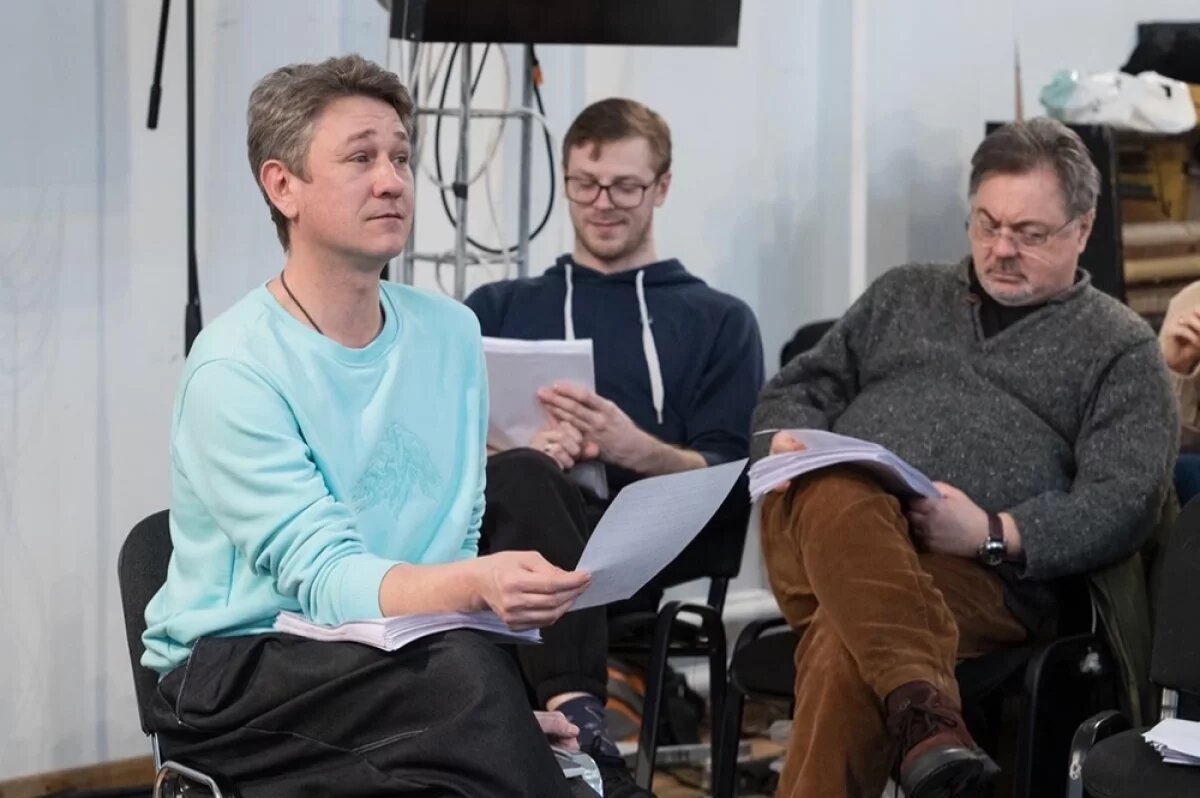    На фото актер Антон Шагин (на переднем плане).