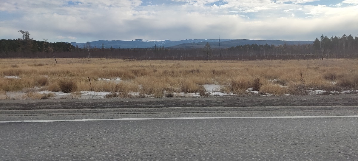 На горизонте гора Кабанья (если я вдруг перепутал фотку, извините). Яндекс-Карты при попытке навести справку пишут: "Гора Кабанья. График работы и телефон не указаны"... Шутка дня! 