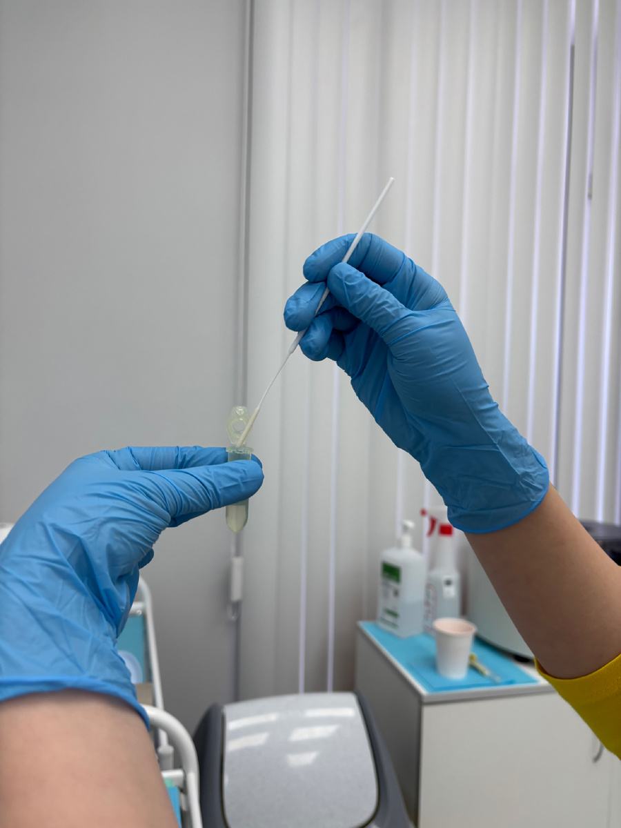 Палочка с материалом ДНК и пробирка