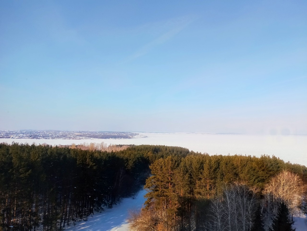 Вид сверху на Жигулевское море.Слева с Усолье с усадьбой и графским парком на мысе.