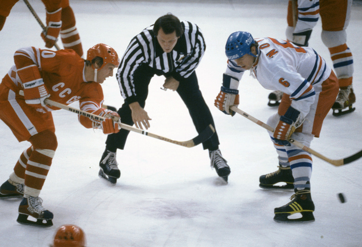    В матче за сборную СССР (слева) против команды Чехословакии на чемпионате мира, 1979 год   
Вячеслав Ун Да-Син/ТАСС