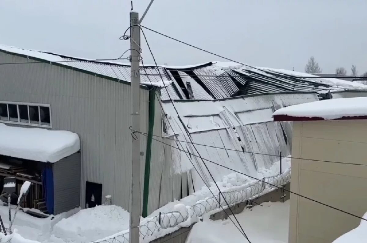    Снег проломил крышу ангара в Ижевске