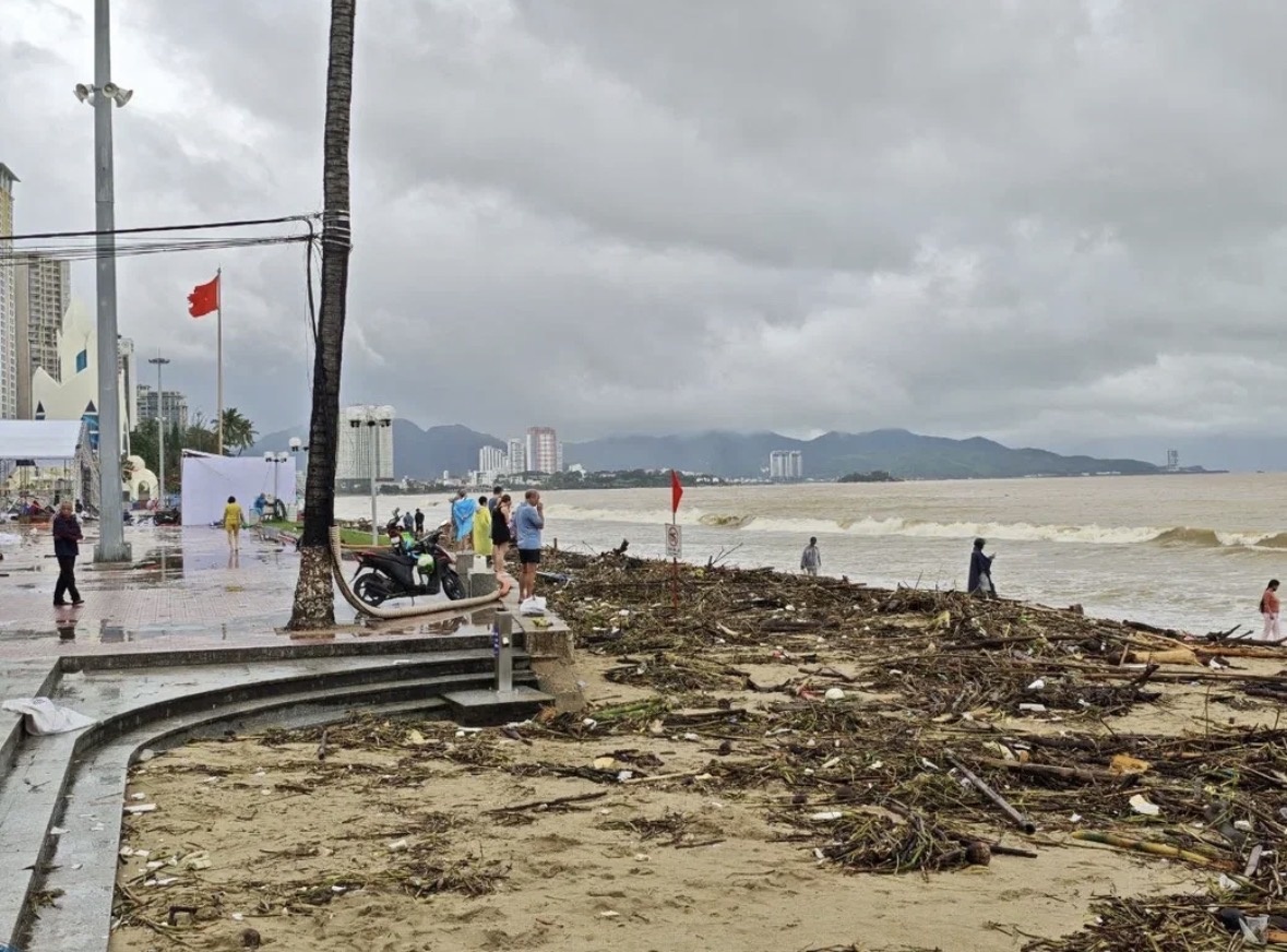 Фото из источника https://media.halvacard.ru/news/navodnenie-vo-vetname после тайфуна 2025