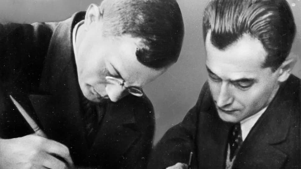 Детей лейтенанта Шмидта придумали советские писатели Илья Ильф (слева) и Евгений Петров. Реальный сын лейтенанта Шмидта Евгений надолго пережил их: Ильф умер в 1937-м, Петров погиб в 1942-м, а Евгений Шмидт-Очаковский – в 1952-м.📷Фото: Фотоархив журнала "Огонек"