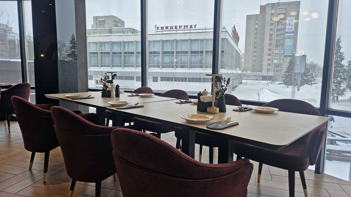 Из панорамных окон открывается вид на советское наследие Рыбинска. Листайте галерею, чтобы увидеть еще фото