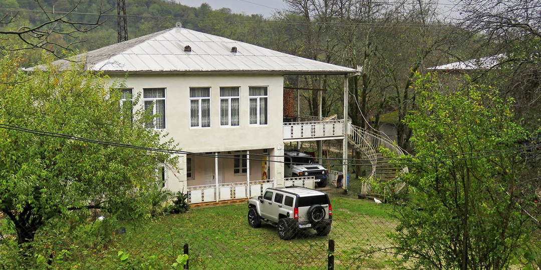 "Почему дома в два этажа? Потому что три нельзя". Особняки советской Грузии и кто их строил