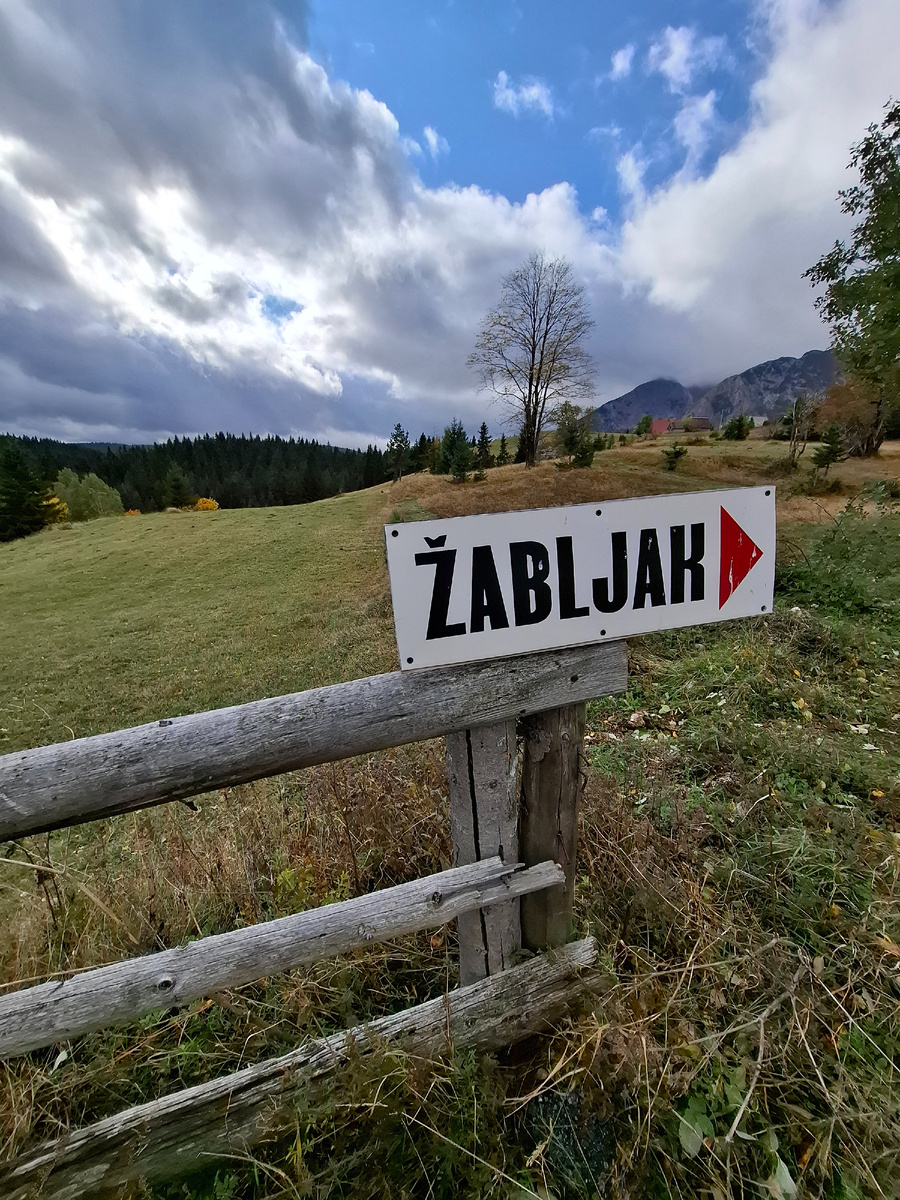 Указатель на город Жабляк. Черногория