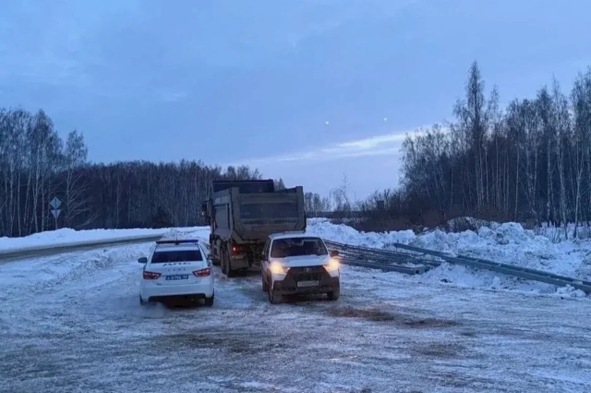    На Урале грузовик сбил габаритную рамку на трассе