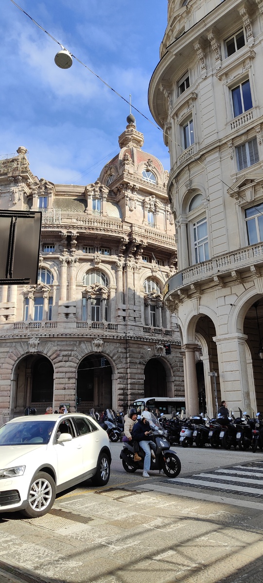 Точка отправления сегодняшней прогулки - центральная площадь города, окружённая помпезными зданиями в стиле Либерти