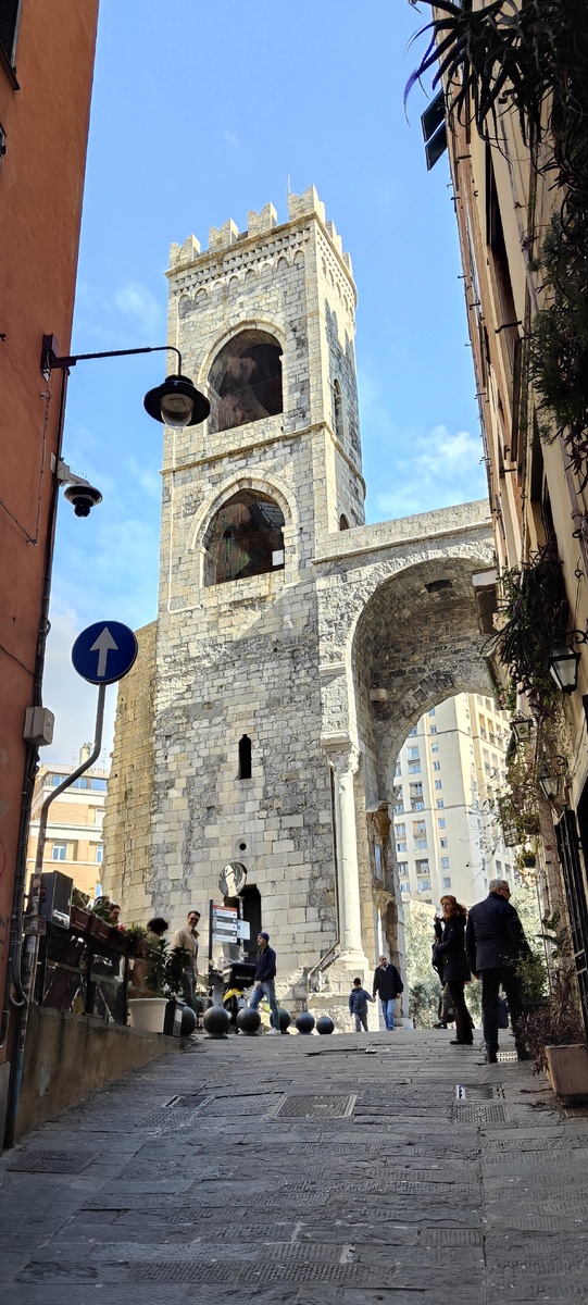 Порта Сопрана некогда служила входом в город. Кстати, рядом с ней находится дом Христофора Колумба