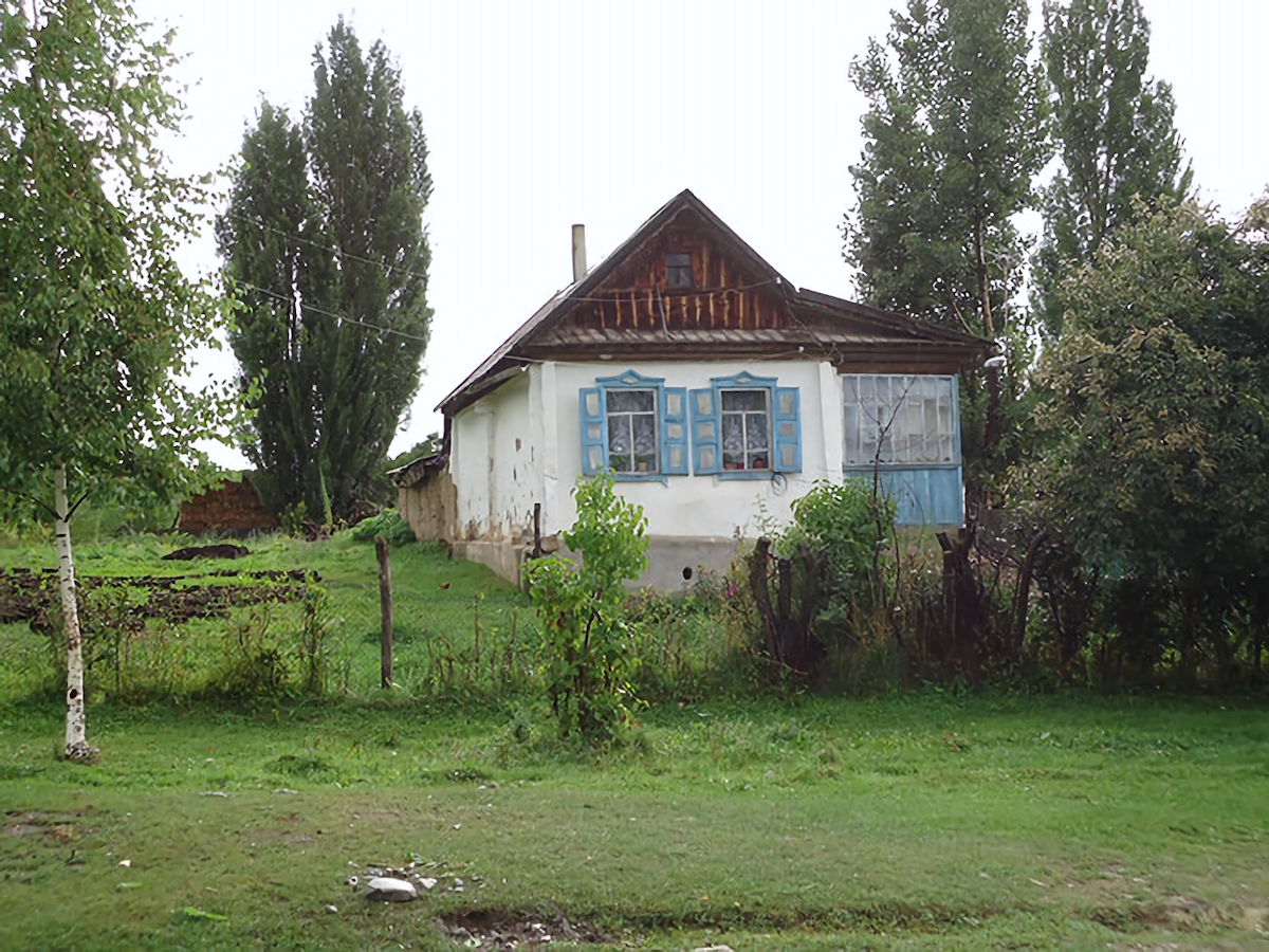 Типичный дом в деревне на Иссык-Куле, где селились казаки и прочие переселенцы в царское время