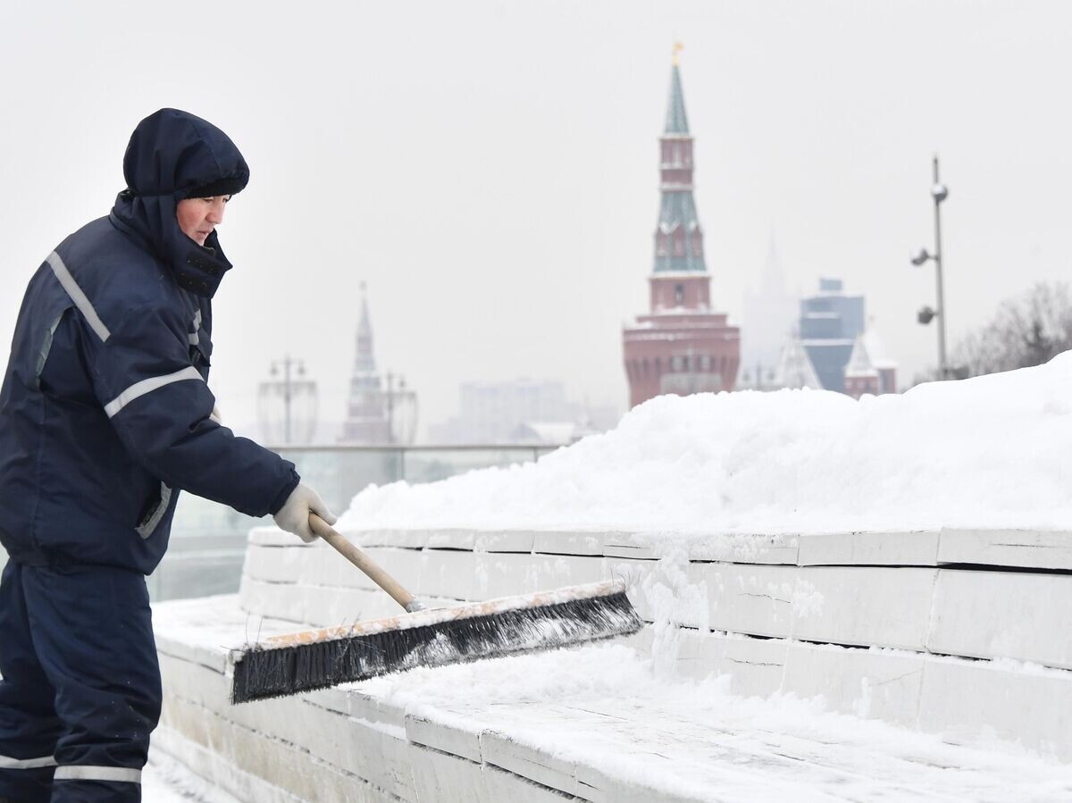    Уборка снега в Москве© РИА Новости . Евгений Биятов