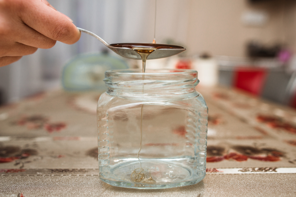 Добавляем мёд в воду